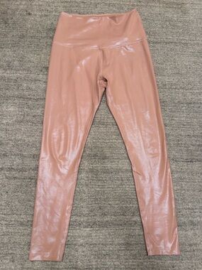 Beyond Yoga light pink shiny leggings Women’s size small S - Excellent!